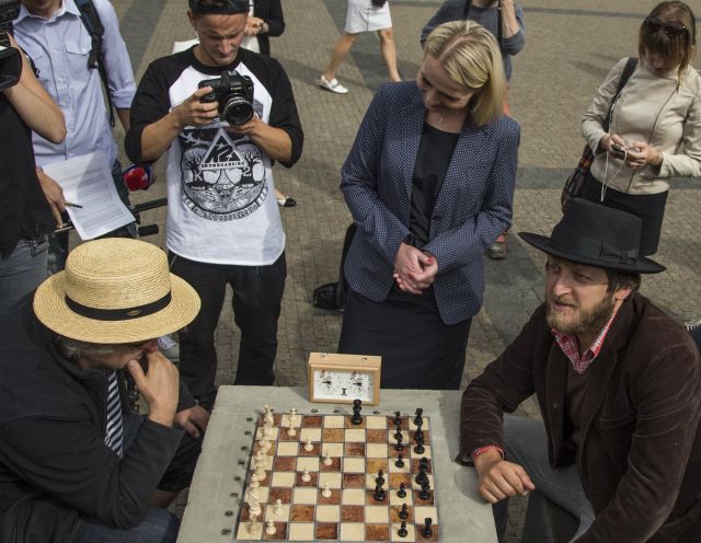 Ondřej Kobza a šachové stolky v Praze